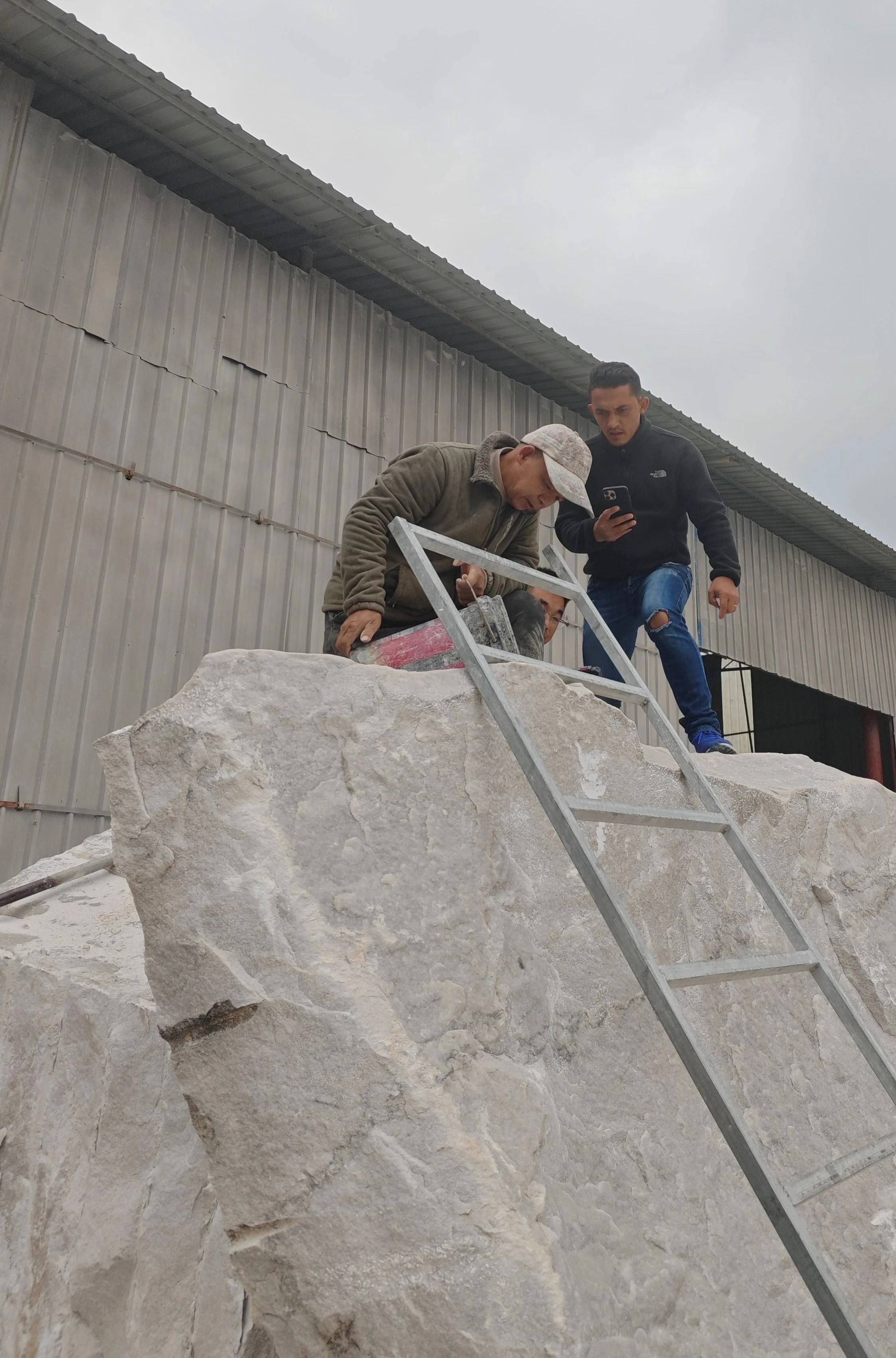 Demonstrating HSCA expansive mortar mixing process for African mining client - Expandag